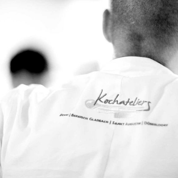 Kochateliers Kochjacke mit Logo als Rückenstickerei. 