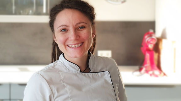 Chefköchin Hanne in der Kochateliers Küche.