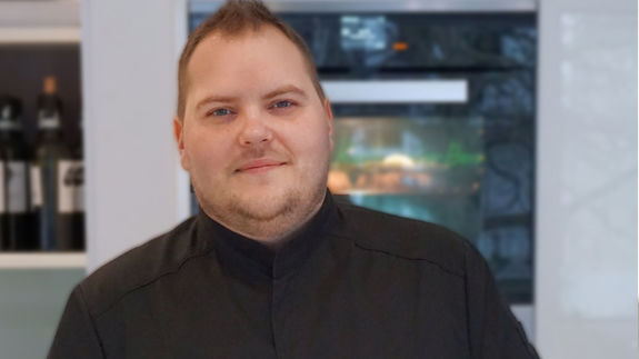 Mattheus in der Kochateliers Küche