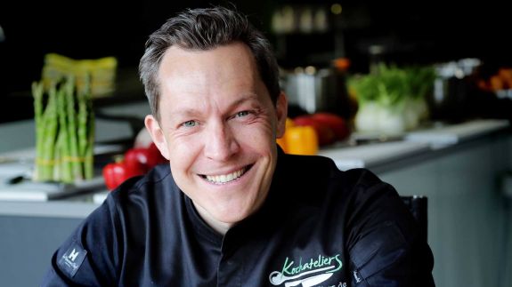 Klaus, Inhaber und Chef mit Unterhaltungstalent in den Kochateliers und Erfahrung in der internationalen Küche.