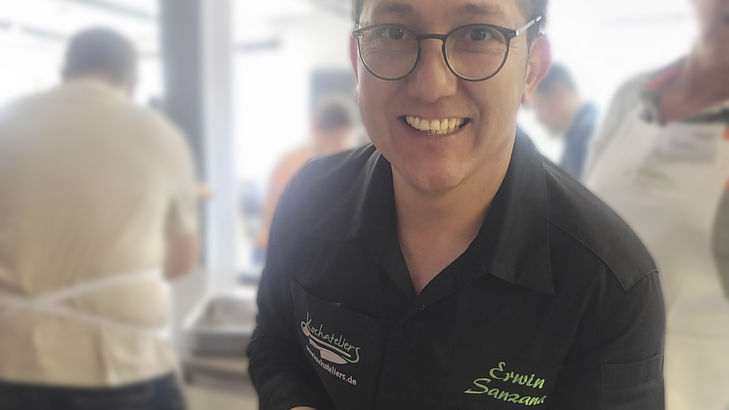 Unser Grillmeister Erwin aus Chile heizt euch und euren Gästen richtig ein, hier hat er gerade ein Brot vom Grill geholt!
