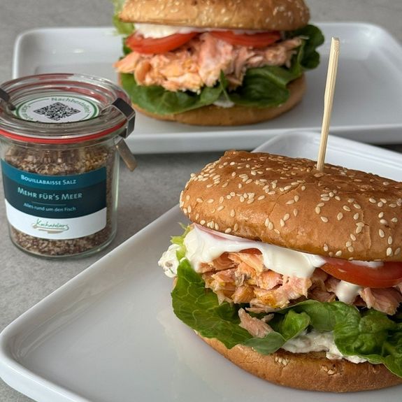 Kochateliers Kochrezept: Burger vom Flammlachs mit geschmorten Pfeffer-Zwiebeln, Zitronen-Mayonnaise