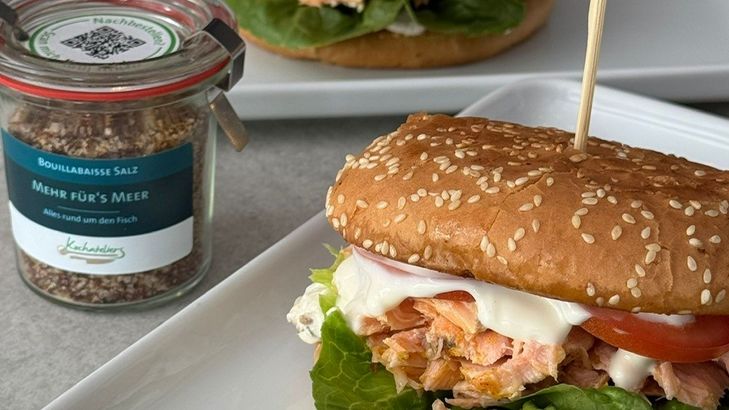 Burger vom Flammlachs mit geschmorten Pfeffer-Zwiebeln, Zitronen-Mayonnaise