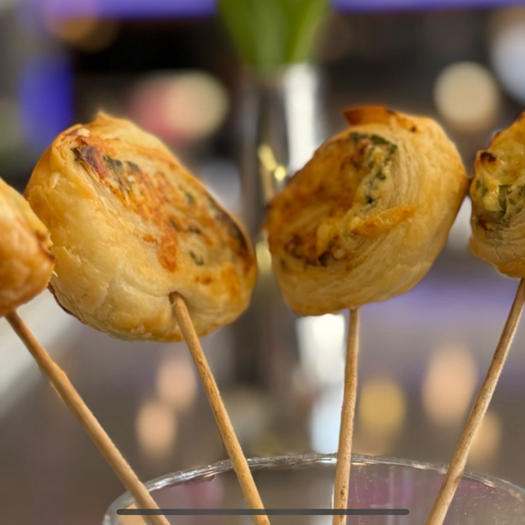 Kochateliers Kochrezept: Blätterteig-Lollies