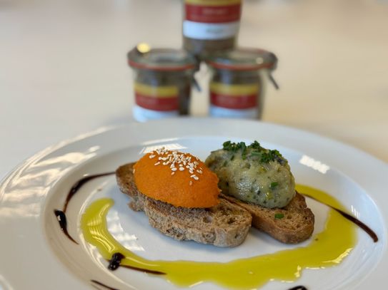 Lieblingsrezept: Knuspriges Baguett mit Karotten-Harissa-Creme und Zuchini-Zwiebel-Dip