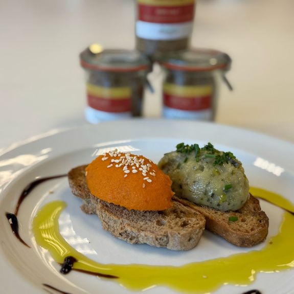 Kochateliers Kochrezept: Knuspriges Baguett mit Karotten-Harissa-Creme und Zuchini-Zwiebel-Dip