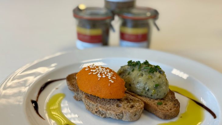 Knuspriges Baguett mit Karotten-Harissa-Creme und Zuchini-Zwiebel-Dip