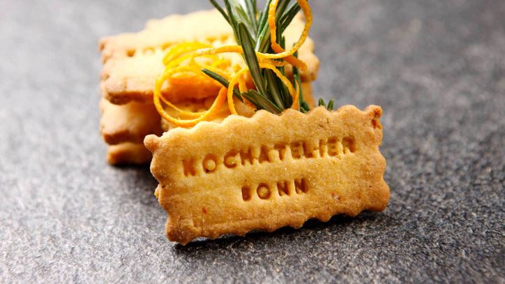 Lieblingsrezept: Knusprige Rosmarin-Orangen Plätzchen mit Kochatelier-Bonn-Aufdruck