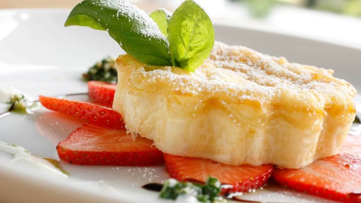 Rezept aus dem Kochatelier: Erdbeer-Ricotta Tarte mit Erdbeeren und süßem Basilikumpesto