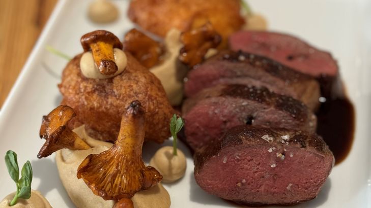 Rehrücken mit Selleriepüree und Kartoffel-Krapfen