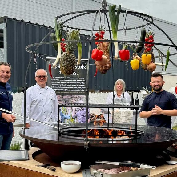 Das Team Kochatelier Bad Neuenahr steht bereit am Outdoorgrill