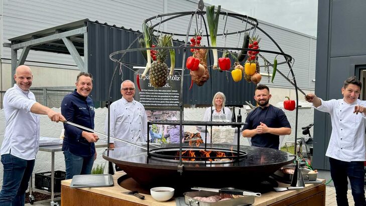 Das Team am Mega-Grill im Kochatelier Bad Neuenahr