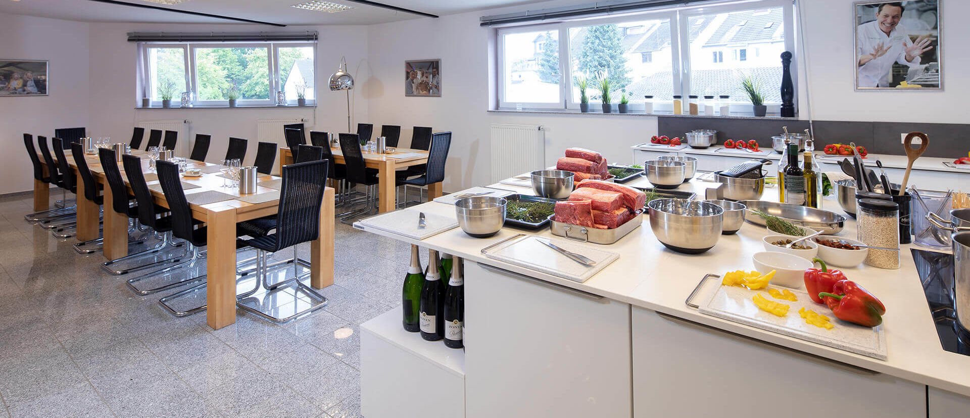 Vorbereitete Arbeitsplätze für die Kochkursteilnehmer*innen im Kochatelier Bonn.