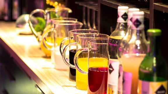 Alles bereit für die Cocktails – eine beliebte Zusatzoption bei Weihnachtsfeiern und Kundenveranstaltungen im Kochatelier Köln.