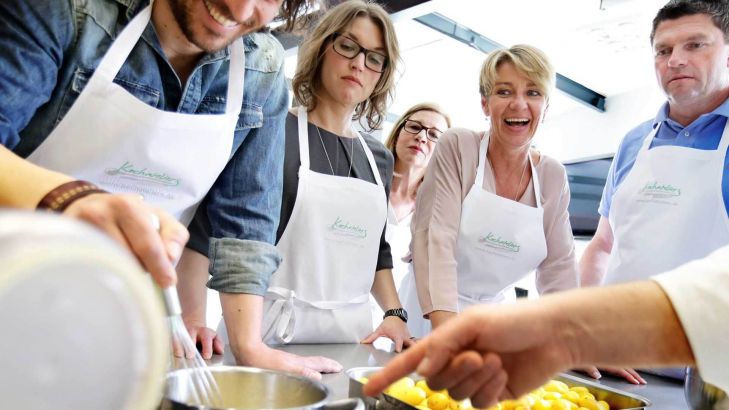 Viele Köche an einem Topf – beim Teambuilding in den Kochateliers.