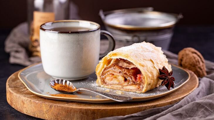 Apfelstrudel mit Vanillesauce und Schlagobers