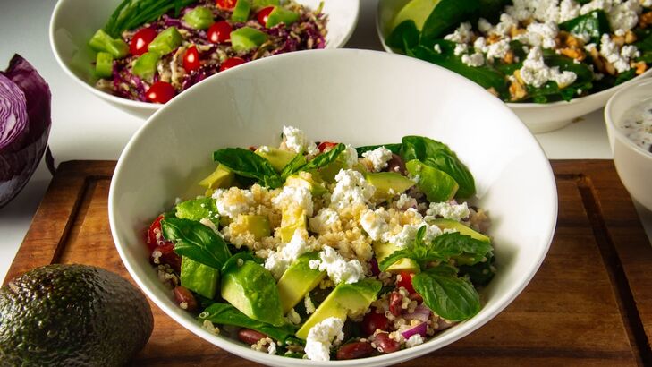 Avocadosalat mit Birne, Manchego und Chorizo