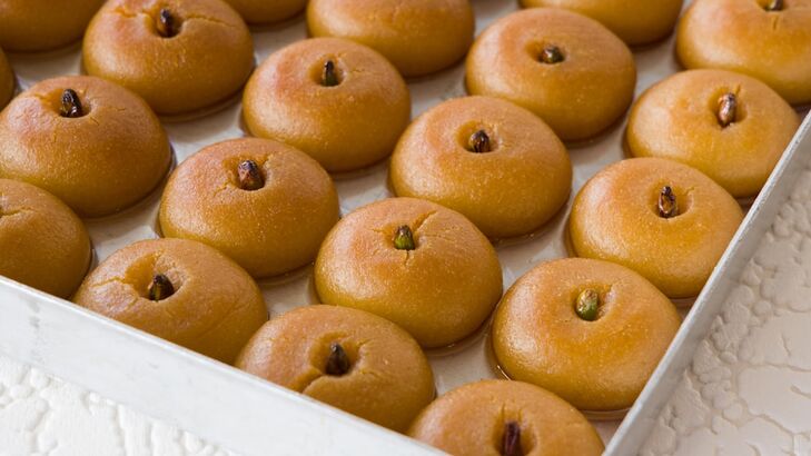 Bratapfel mit Marzipan, Mandeln und Rosinen