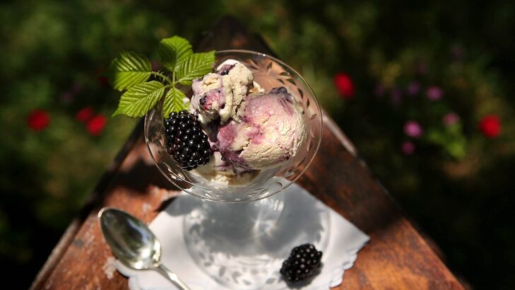 Brombeer-Eis