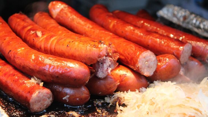 Deutsche Bratwurst mit Senf & Majoran
