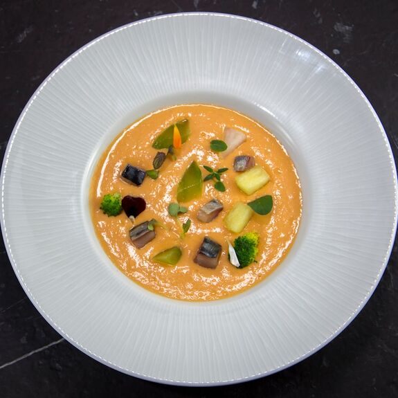 Kochateliers Kochrezept: Gazpacho mit gehacktem Ei