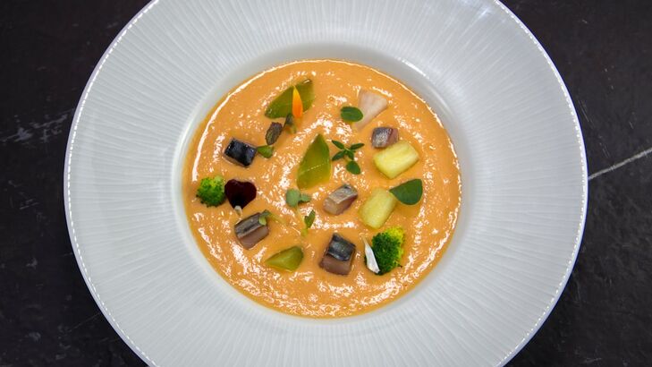Gazpacho mit gehacktem Ei