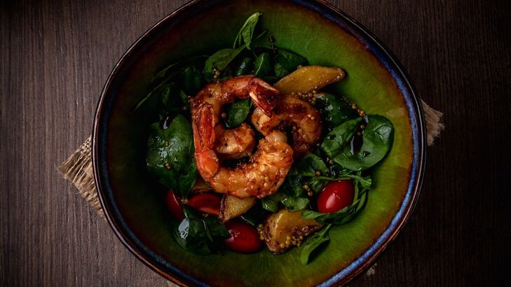 Gebratene Riesengarnelen mit
Spinatsalat und Granatapfel-Vinaigrette