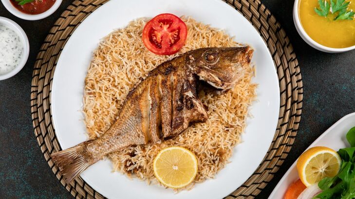 Gefüllte Dorade „Royal“ im Ganzen gegart
mit Pinien-Couscous und Rosmarin-Tomaten-Dip