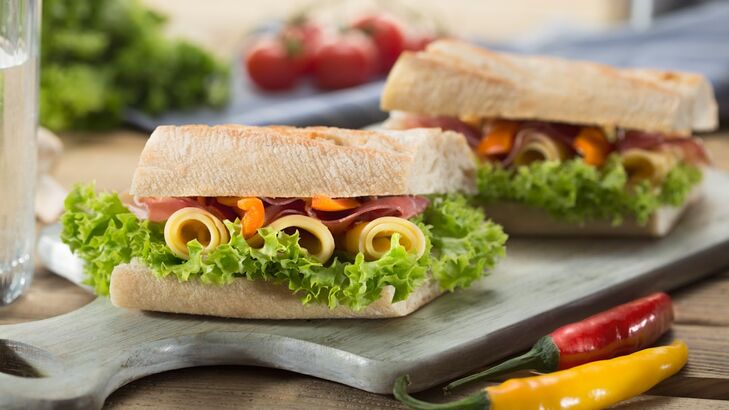 Gefülltes Baguette im Speckmantel