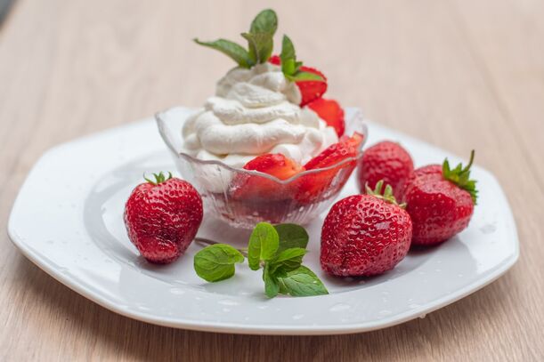 Lieblingsrezept: Hausgemachte Vanille-Eiscreme mit Erdbeeren