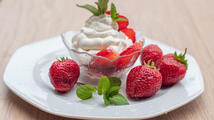 Hausgemachte Vanille-Eiscreme mit Erdbeeren