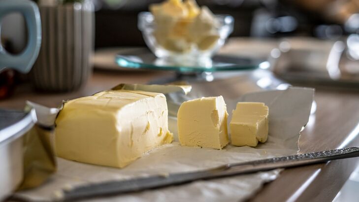 In Butter geschwenkte „neue“ Kartoffeln
