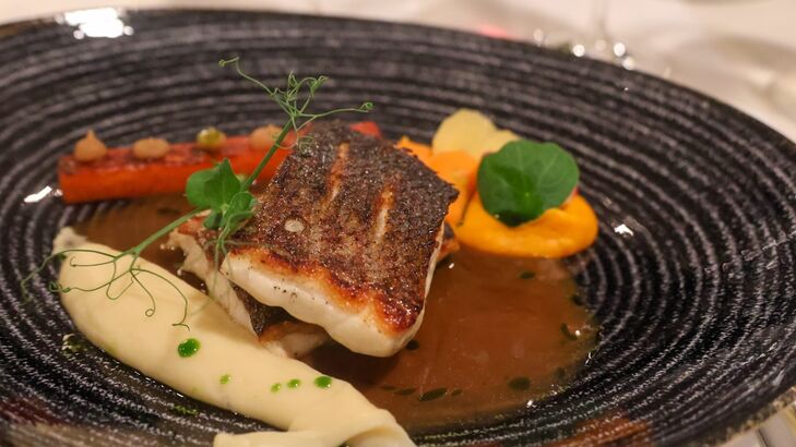 Kabeljau auf der Haut gebraten