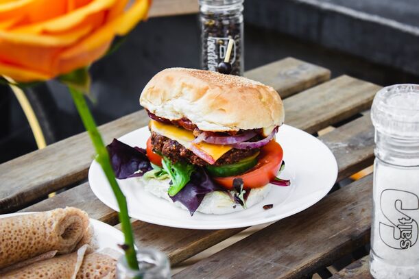 Lieblingsrezept: Kalbs-Tatar-Burger anrichten