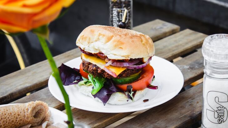 Kalbs-Tatar-Burger anrichten