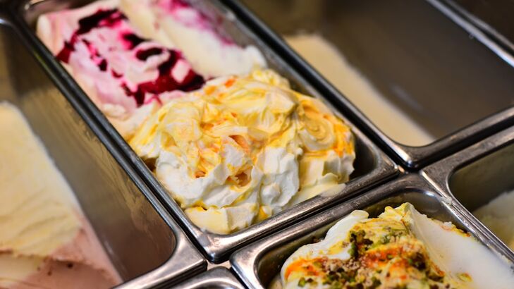 Karamellisiertes Mandel-Eis