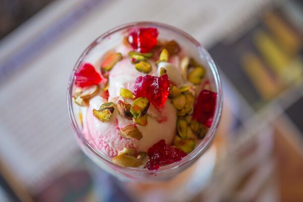 Lieblingsrezept: Kardamom Eis mit Rosenwasser
