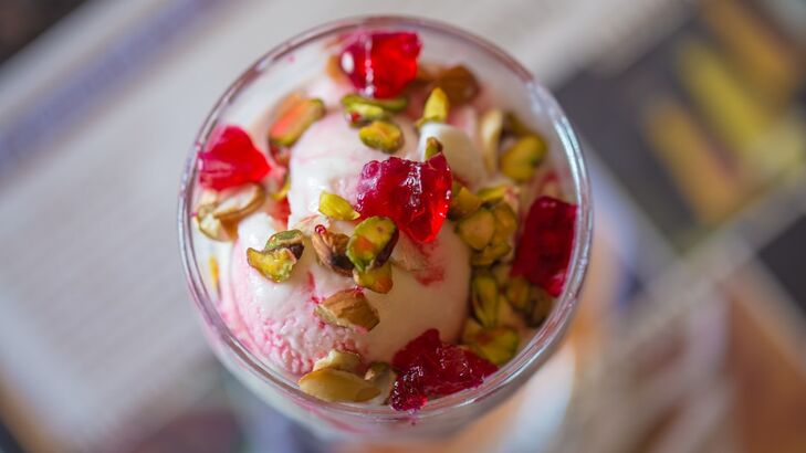 Kardamom Eis mit Rosenwasser