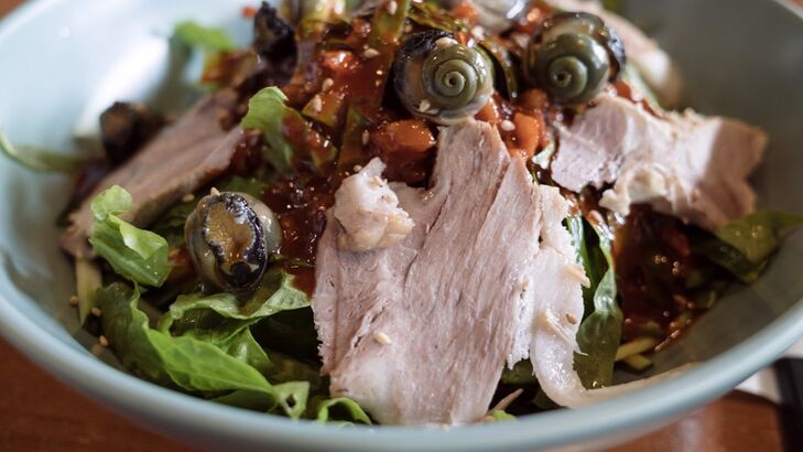 mit Blattsalaten und Pinienkern-Vinaigrette