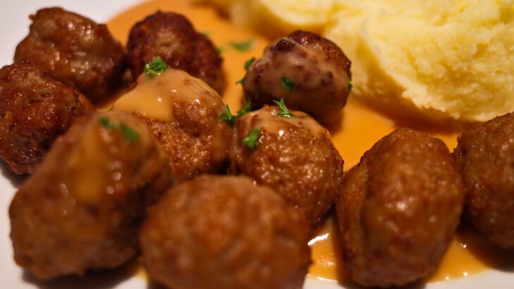 mit Laugenknödeln und Preiselbeer-Sauce