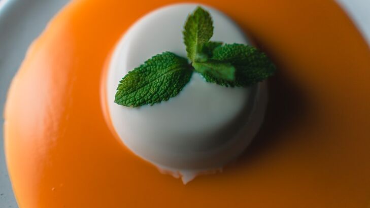 Orangen Panna Cotta mit Orangenblüte