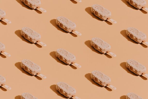 Lieblingsrezept: Pralineneis auf Orangenragout