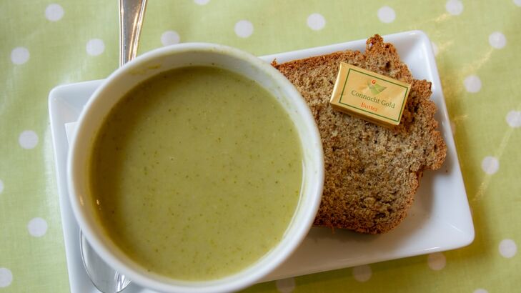 Rahmsuppe von Kopfsalat und Meerrettich