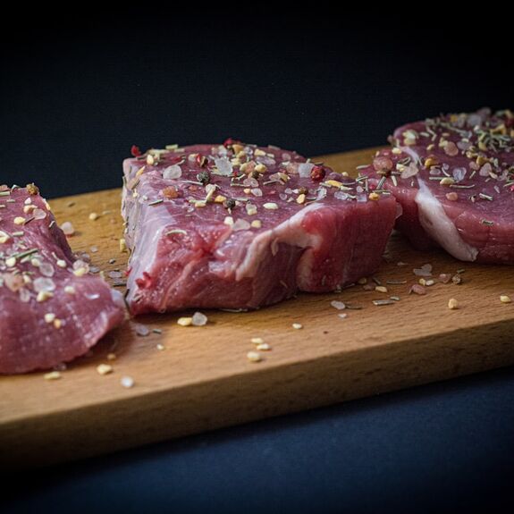 Kochateliers Kochrezept: Rinderfiletröllchen mit Manchego & Sherry-Vinaigrette