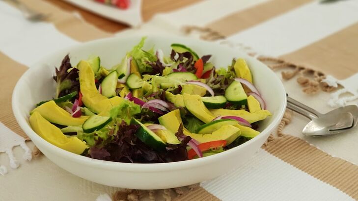 Salat von Avocado, Rucola und roter Zwiebel