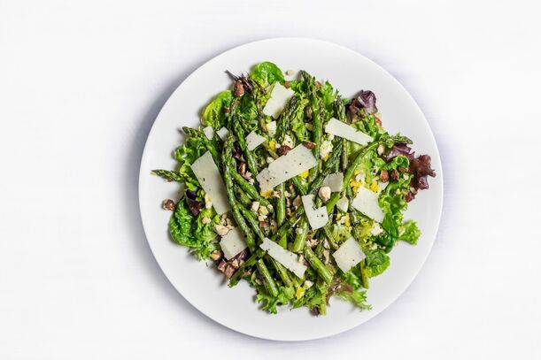 Lieblingsrezept: Salat von grünem Spargel und Himbeeren mit Parmaschinken und Büffelmozzarella