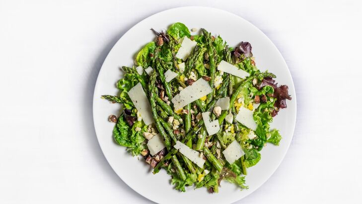 Salat von grünem Spargel und Himbeeren mit Parmaschinken und Büffelmozzarella