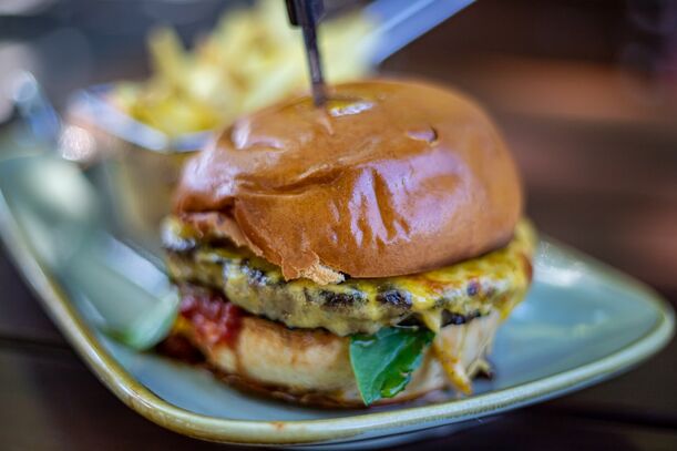 Lieblingsrezept: Veggi-Burger anrichten
