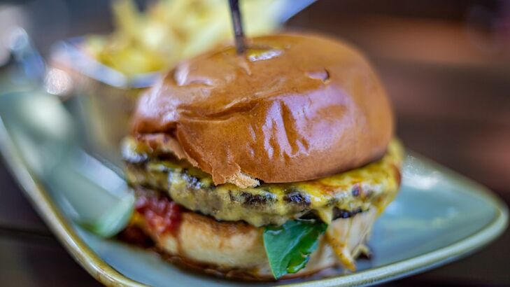 Veggi-Burger anrichten