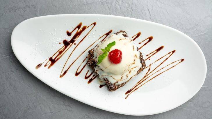 Warmer Brownie mit Vanille-Eis